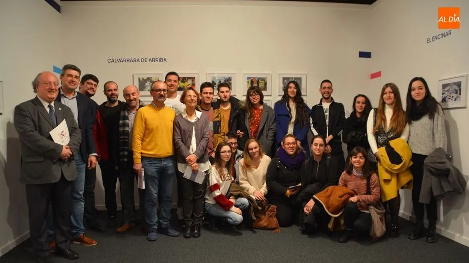 Representantes de la USAL, la Diputación y alumnos participantes, en la inauguración de la muestra. Foto: Lydia González