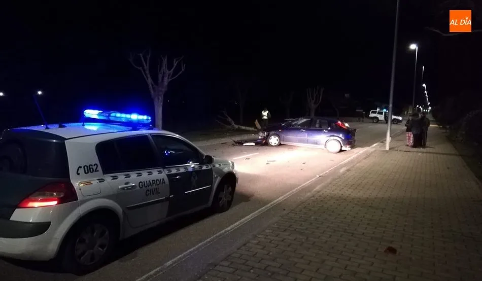 Al menos una persona herida en la salida de vía de un turismo en Vitigudino  