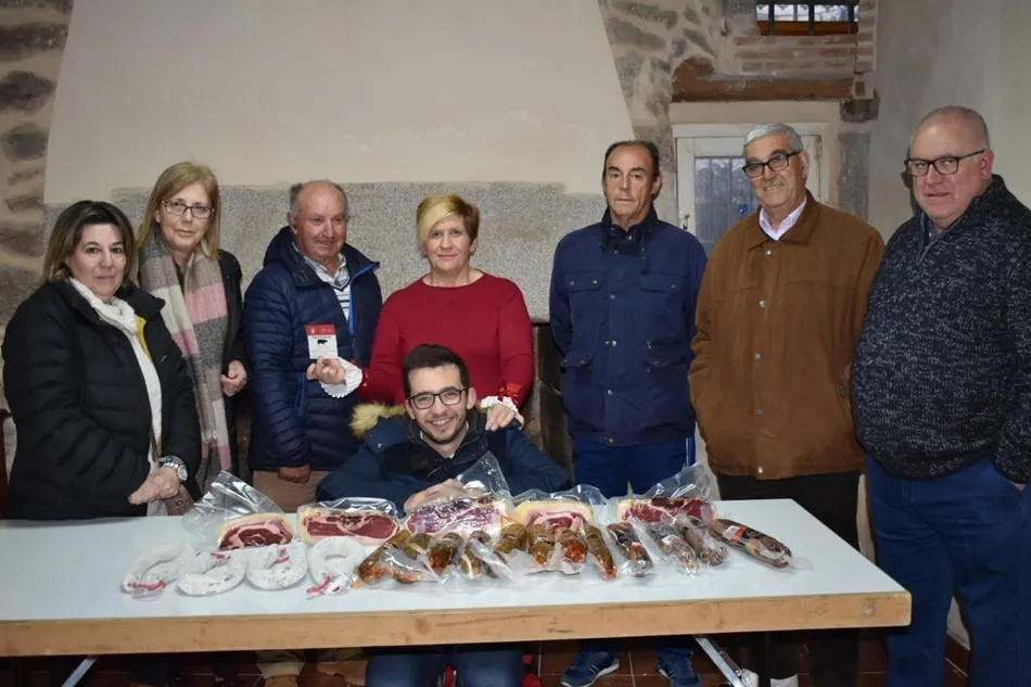 Representantes de la organización de la Fiesta de San Antón y los ganadores del sorteo