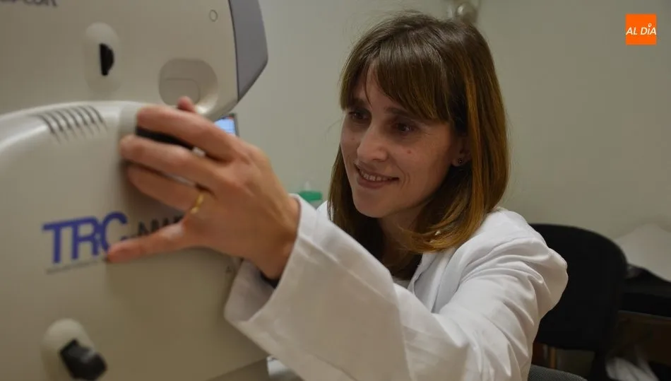 La investigadora Cristina Agudo trabajando en el centro de La Alamedilla