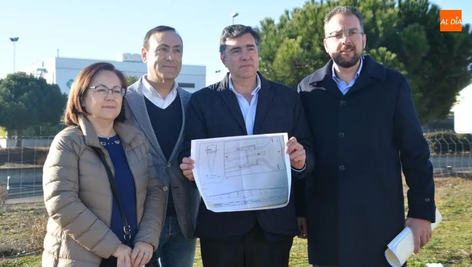 El alcalde de Carbajosa de la Sagrada, Pedro Samuel Martín, acompañado de los diputados nacionales José Antonio Bermúdez de Castro, María Jesús Moro y Bienvenido de Arriba, en la zona donde se proyectó esta pasarela. Foto de Lydia González