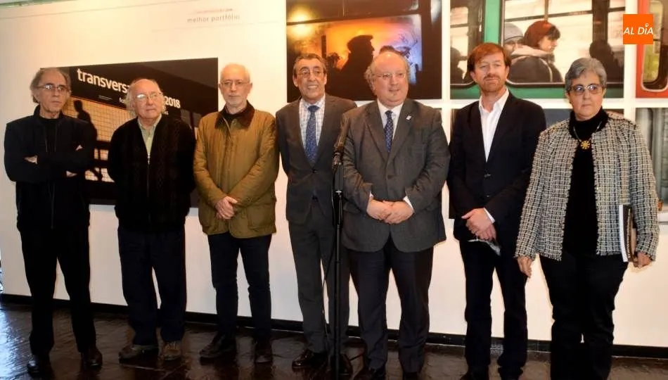 El vicerrector de Política Académica y Participación Social de la USAL, Enrique Cabero y el delegado de la Junta, Bienvenido Mena, en el centro, en la inauguración de esta muestra. Foto de Lydia González