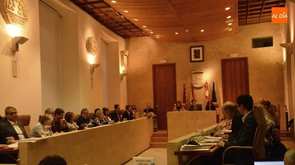 El pleno comenzó con un minuto de silencio por la últimas mujeres asesinadas. Foto: Lydia González