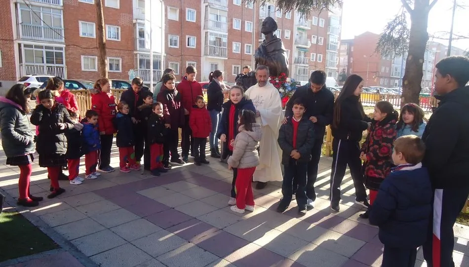 La comunidad educativa ha participado en la ofrenda floral a San Juan de Mata