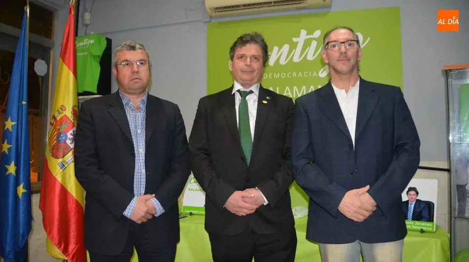 Antonio Jiménez (centro) ha estado acompañado por el secretario general del partido, Leopoldo Bernabéu. Foto: Lydia Gonzálezcet