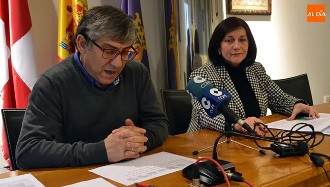 La alcaldesa de Peñaranda, Carmen Ávila, y la concejal de Economía y Hacienda, Isidro Rodríguez, presentaban los Presupuestos 2019
