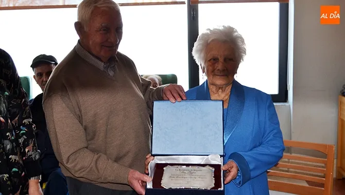 Constanza Sánchez González recibía una placa homenaje por sus 100 años