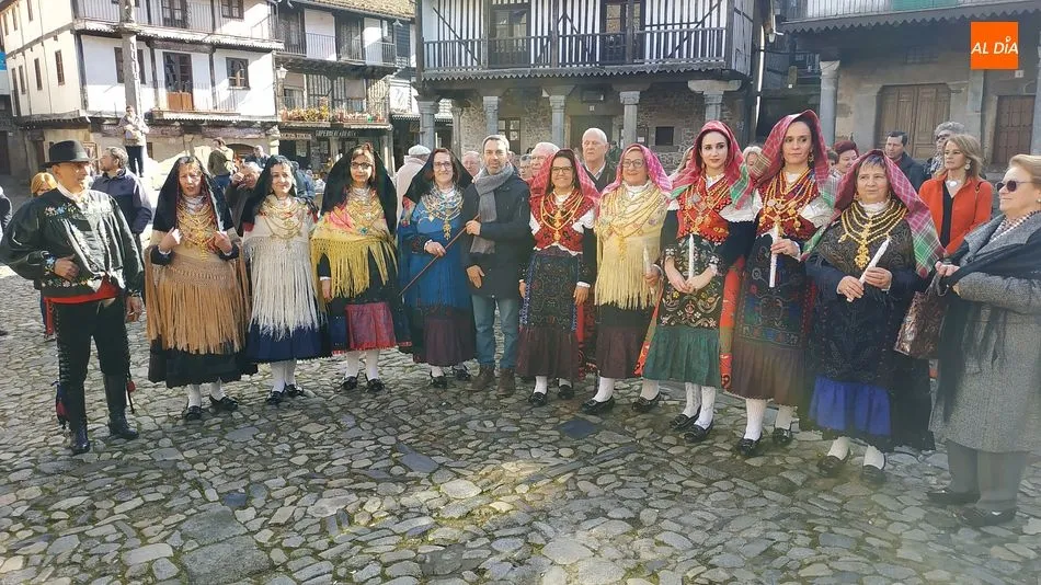 Las águedas recibieron el bastón de mando de manos del alcalde de La Alberca