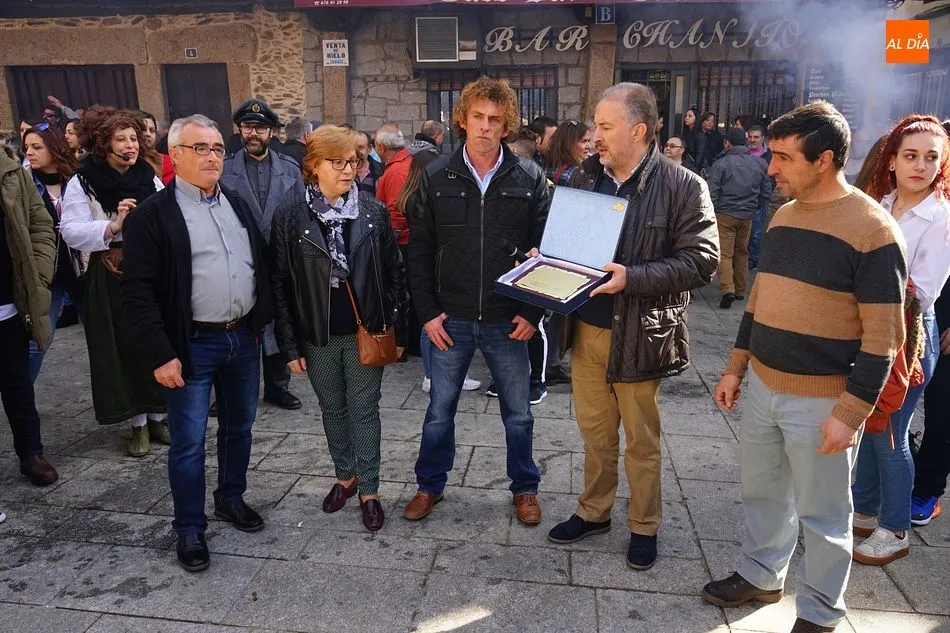 Ángel Cabaco recibió la placa de matancero de honor en nombre de su padre, David Cabaco