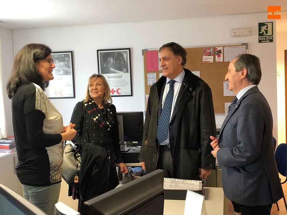 El alcalde, Carlos García Carbayo, visitando Cruz Roja, entidad colaboradora del programa social municipal