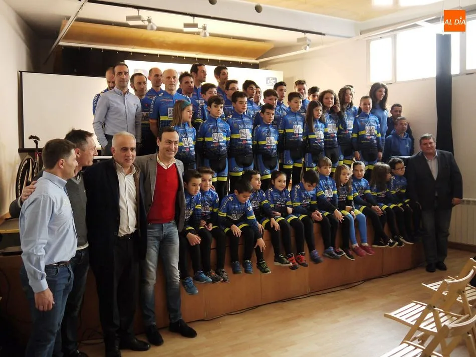 Los integrantes de la Escuela de Ciclismo Salmantino se presentaron ayer