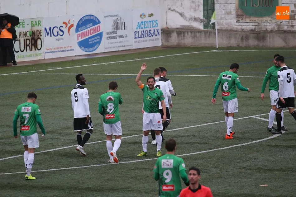 Jonathan Martín coloca a la defensa / Kiko Robles