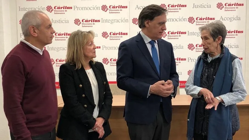 El alcalde de Salamanca, Carlos García Carbayo, junto a la directora de Cáritas Diocesana de Salamanca, Carmen Calzada, en la sede de esta ONG