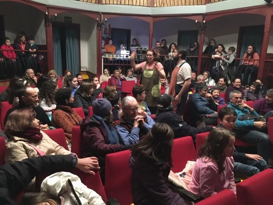 Más de cien espectadores acudieron a la priemra obra de Tiriquiteros 2019. Fotos: Teatro León Felipe