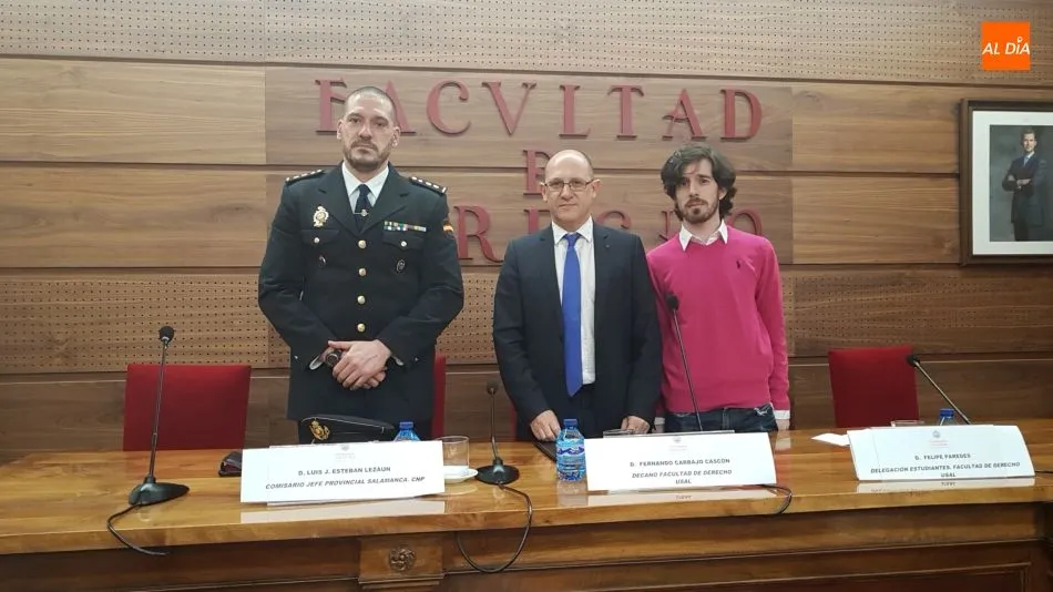 El comisario jefe de la Policía Nacional, junto al decano de Derecho y el representante de los estudiantes