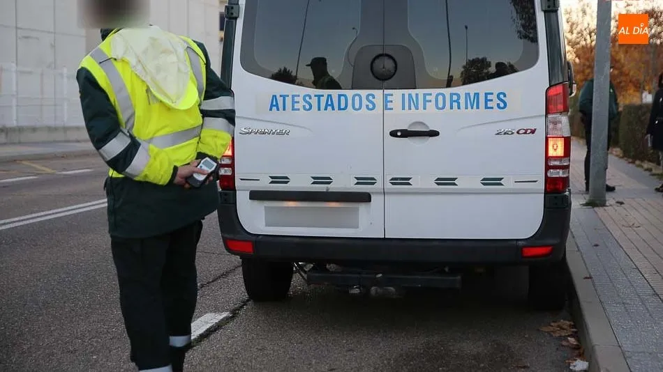 La actividad vigilante de la Guardia Civil en materia de tráfico y seguridad vial es permanente y se ejerce, no solo con su presencia visible en carretera con efectivos uniformados, sino también a través de agentes de paisano