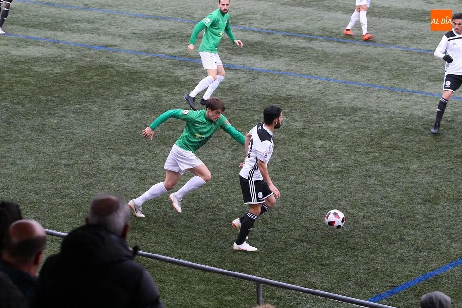 Una acción del derbi en el Municipal / Kiko Robles