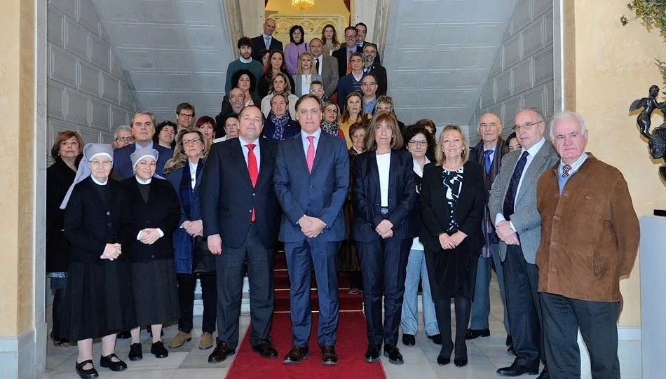El alcalde ha recibido en el Ayuntamiento a una delegación de CaixaBank y representantes de colectivos sociales salmantinos