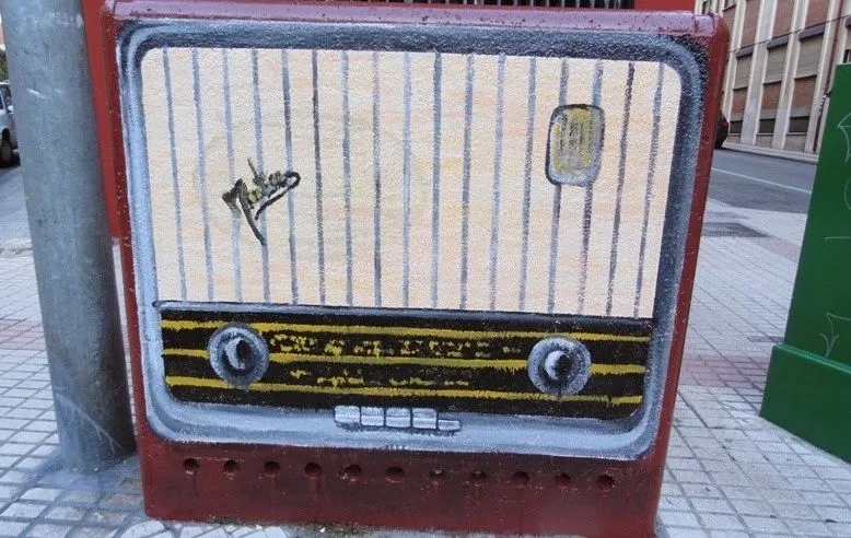 Monumento dedicado a la radio en el Barrio del Oeste. Foto: ZOES
