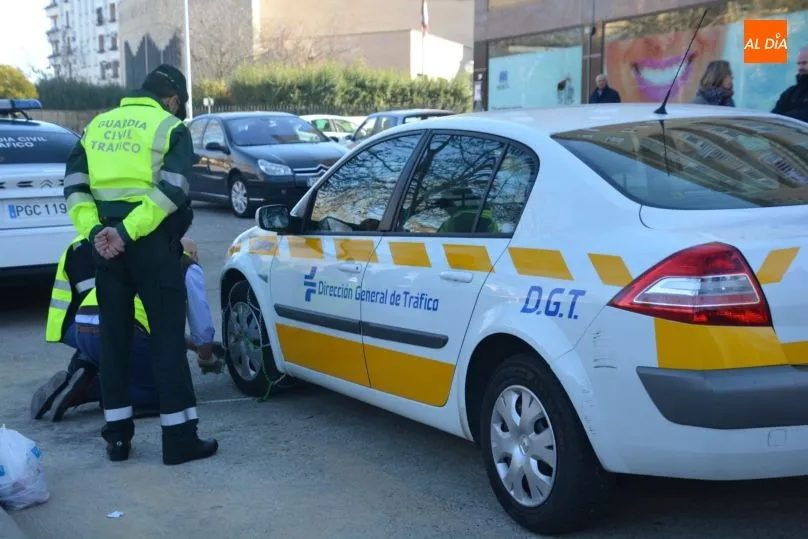Taller para aprender a poner correctamente las cadenas. Fotos: Lydia González