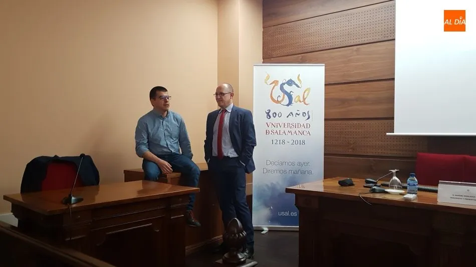 El periodista Manuel Marlasca, con el decano de Derecho, Federico Carbajo