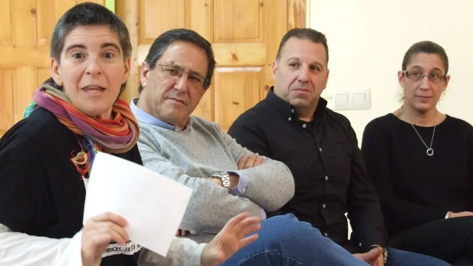 Miren Koldobi durante su intervención  en Monleras junto al sacerdote de Buenos Aires, Emiliano Tapia