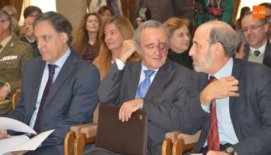 El bioquímico Mariano Barbacid, en el centro, en el Ayuntamiento de Salamanca