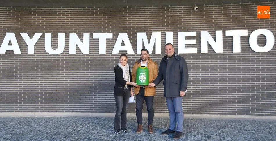 La concejala Marta Labrador, el gerente de Ecovidrio, José Carlos Agustina, y el alcalde, David Mingo. Foto: Lydia González