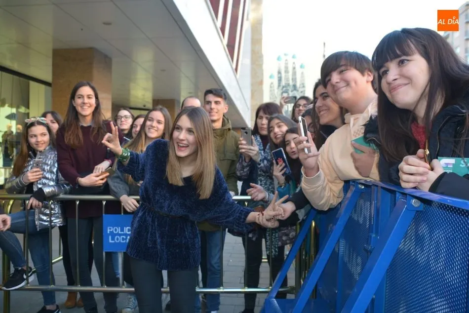 Sabela Ramil posa con algunos de sus fans salmantinos. Foto: Lydia González