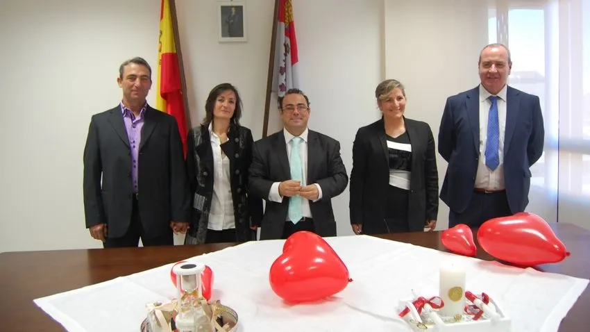 Los dos matrimonios posan con el edil Antonio Malmierca