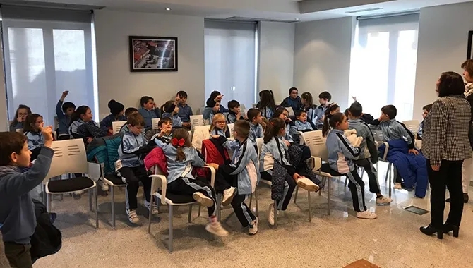 Alumnos del Colegio La Encarnación visitaban este jueves el Ayuntamiento