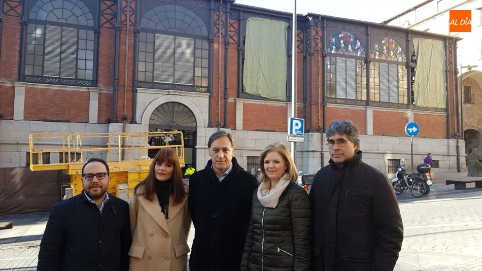 El alcalde ha visitado las obras que se realizan en la fachada del mercado con la colocación de vidrieras artísticas. Fotos: Lydia González
