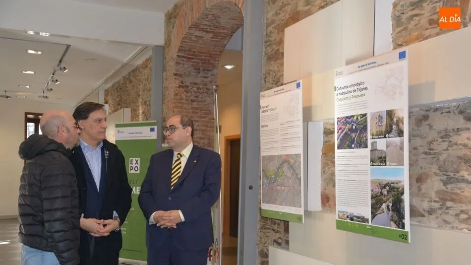 Visita del alcalde a la nueva exposición en Tejares