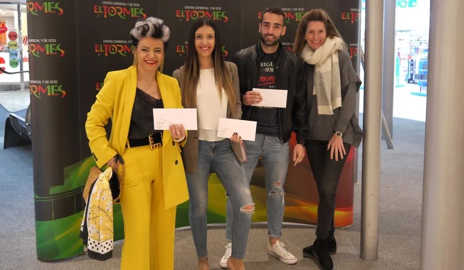 La gerente del Centro Comercial El Tormes, Cuca Gonzalo, ha entregado esta mañana los premios a los tres ganadores