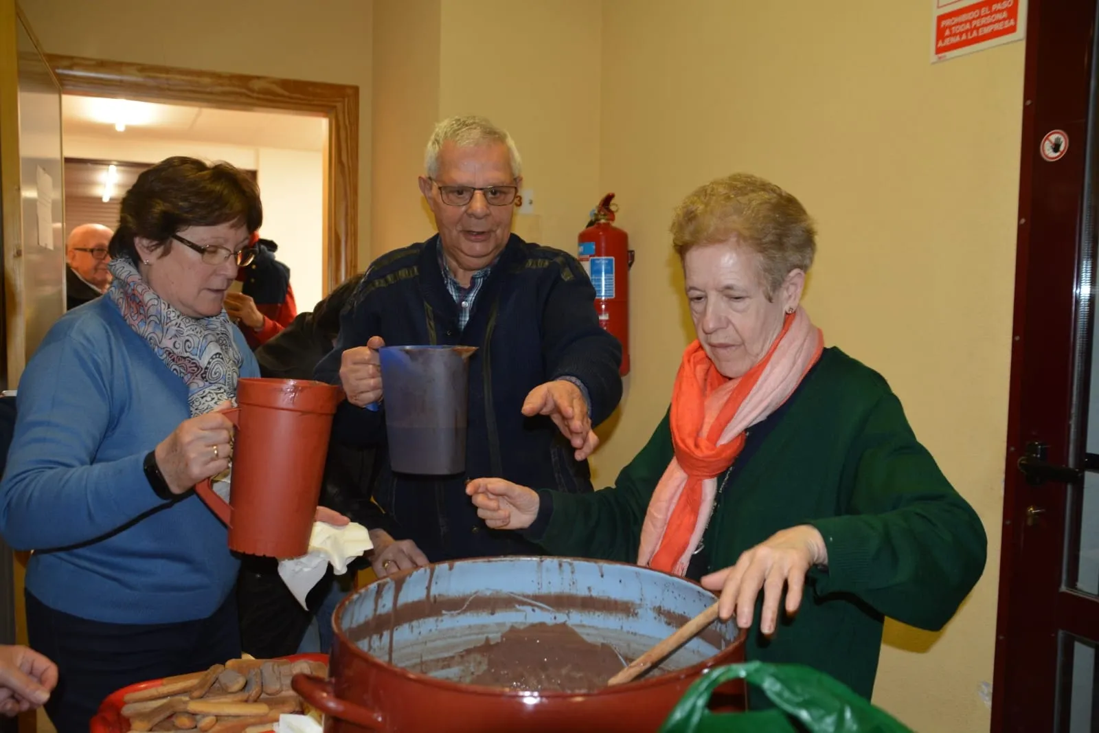 Los vecinos de Puente Ladrillo han preparado y degustado una chocolatada. Foto: Lydia González