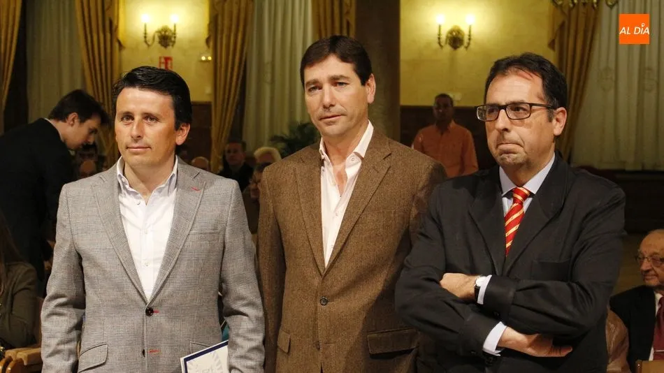 José Juan Fraile, de la ganadería Puerto de San Lorenzo, y José Enrique Fraile, de Valdefresno, junto al moderador de la charla, el crítico taurino Domingo Delgado de la Cámara. Foto de Elena López