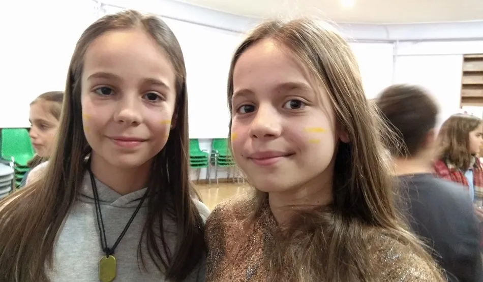 Dos de las alumnas de Maristas que mostraron su solidaridad con los pacientes oncológicos infantiles