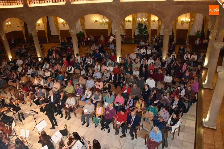 La orquesta del Conservatorio Tomás Luis de Victoria de Ávila ofreció su música en el Casino de Salamanca