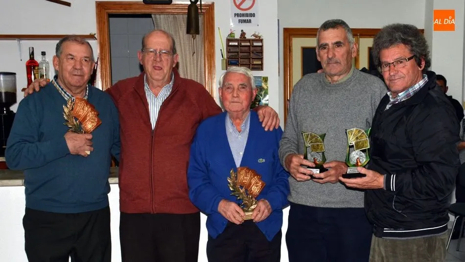 Los Campeones y Subcampeones, acompañados por el presidente de la Asociación Liminares, muestran sus trofeos / E. Corredera