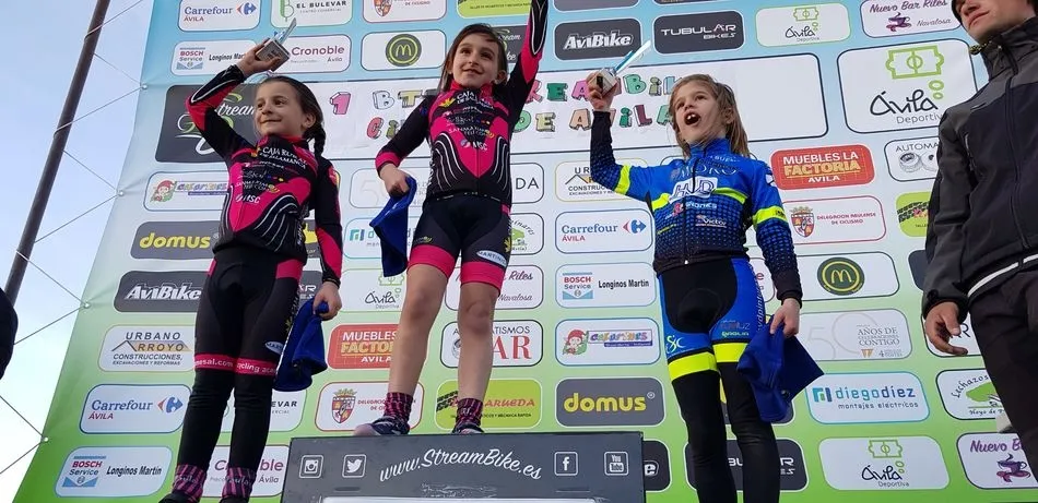 Elena Rosquete y Paula Vicente, en el podio