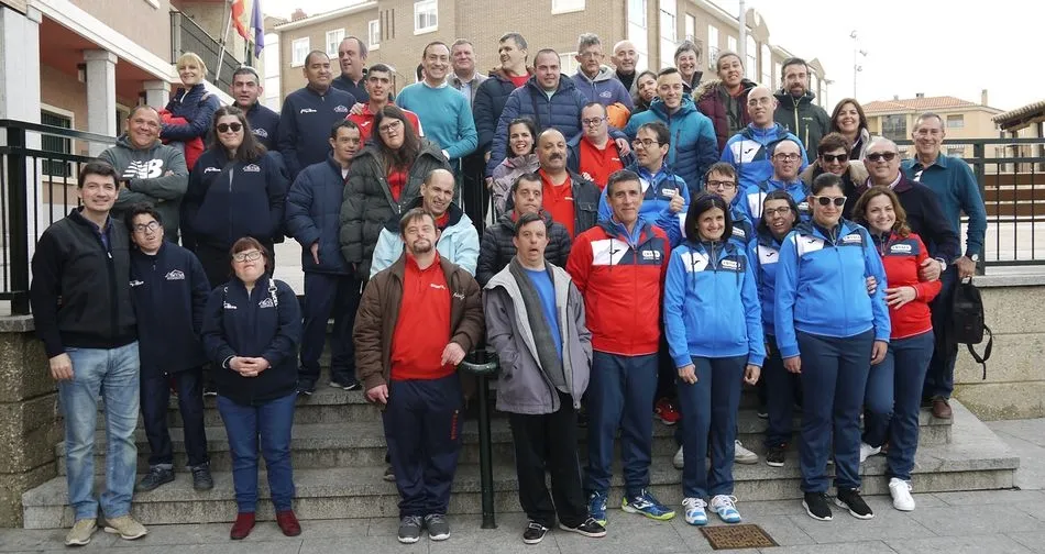 El alcalde y el concejal de Deportes han recibido esta tarde a algunos de los participantes en el Campeonato de Pádel Adaptado