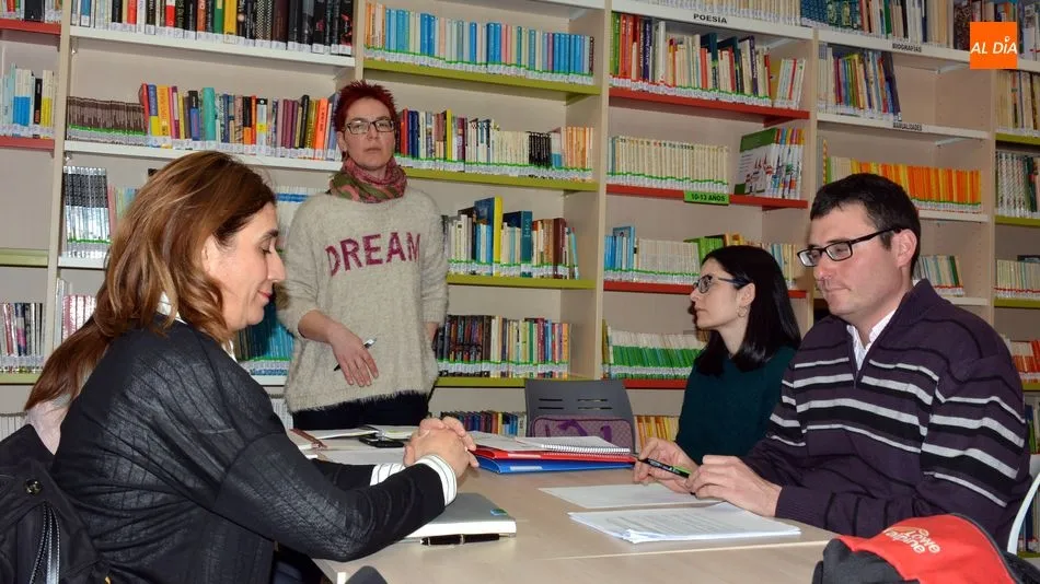 Técnicos y emprendedores en la reunión celebrada en la biblioteca de Lumbrales / E. Corredera