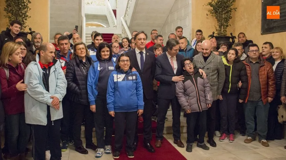 El alcalde ha recibido en el Ayuntamiento a los participantes en el Campeonato de Pádel Adaptado. Foto: Elena López