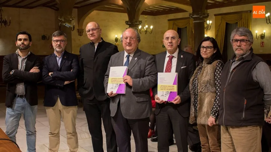 Representantes de la Universidad posan con algunos de los autores del libro en el Casino. Foto: Elena López