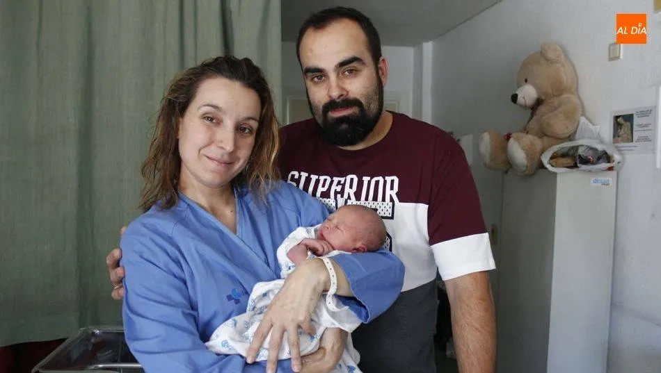 Lucía, primer bebé nacido en 2019, con sus padres, Paula y Amador
