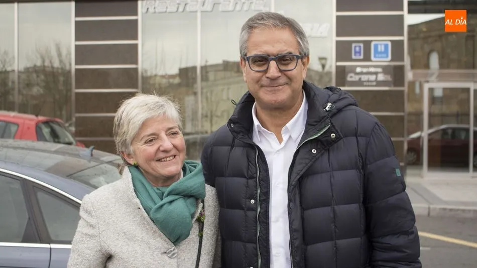 Pilar Moreno y Gabriel Risco, concejales de Ganemos Salamanca, a las puertas del Hotel Corona Sol / Foto: Elena López