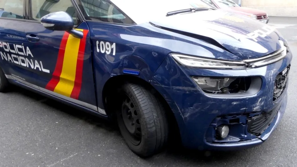 Vehículo policIal dañado, como consecuencia de esta intervención