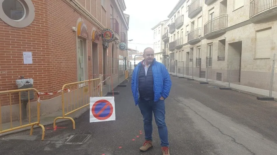 El alcalde, Manuel Gago, visita las obras de la calle Regadera