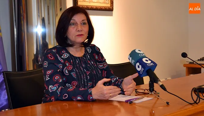 La alcaldesa de Peñaranda, Carmen Ávila, explicaba los detalles del proyecto para la renovación de la tubería que arranca en marzo