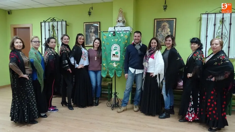 El presidente de la Casa de Andalucía, junto a miembros de la asociación